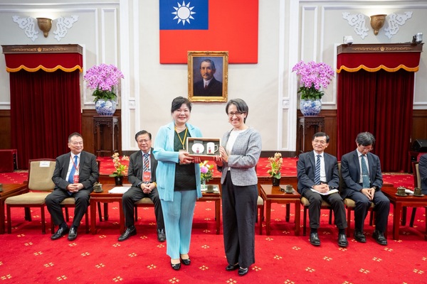 實踐之光！傑出校友林妙娟董事長於總統府榮獲企業最高榮譽金舶獎